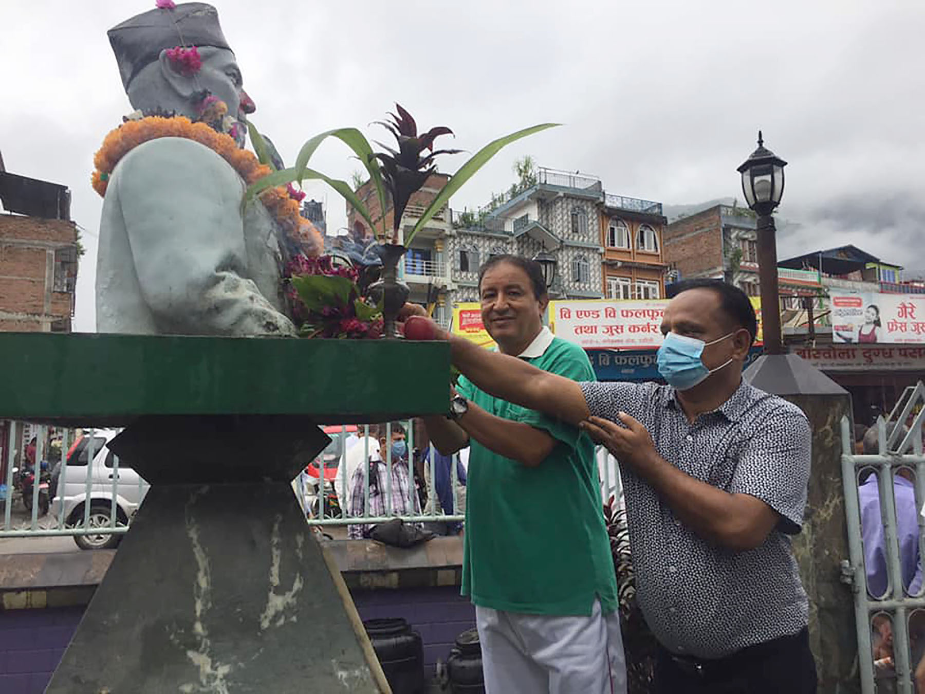 गणेशमान सिंहको शालिकमा पुष्प अर्पण