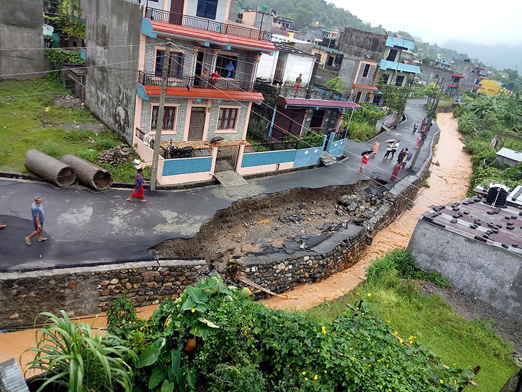 अविरल वर्षाका कारण सडकमा क्षति