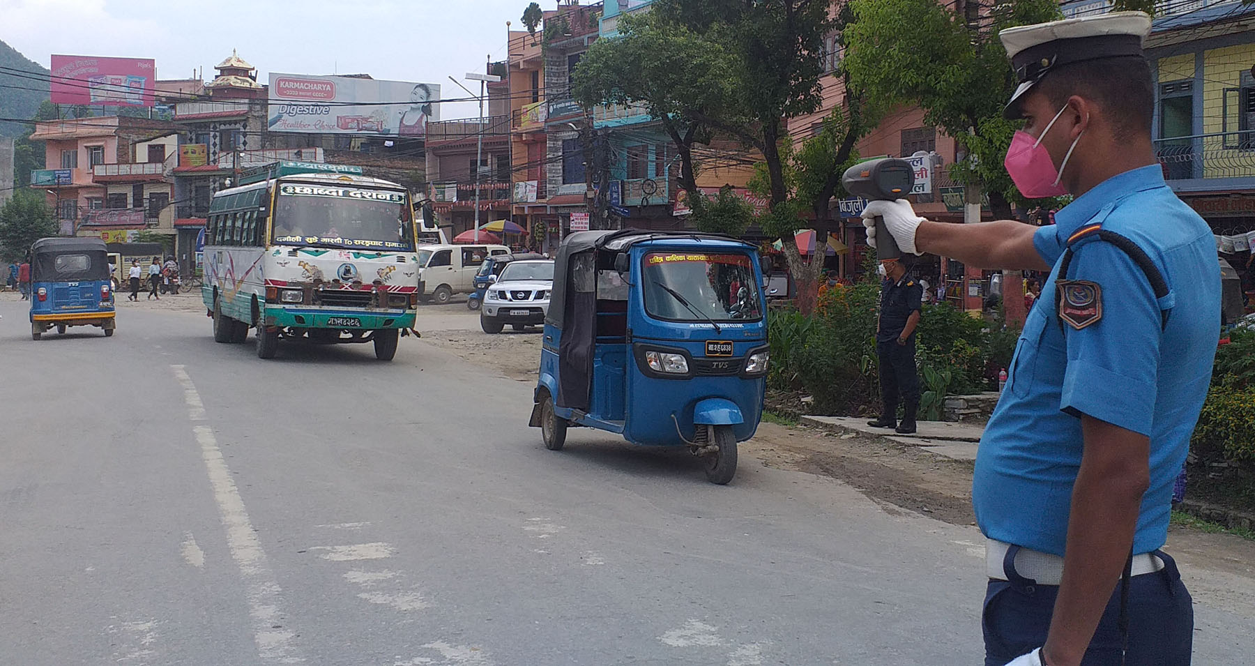 तनहुँको दमौलीमा राडर गनद्वारा गति नाप्दै ट्रफिक पहरी