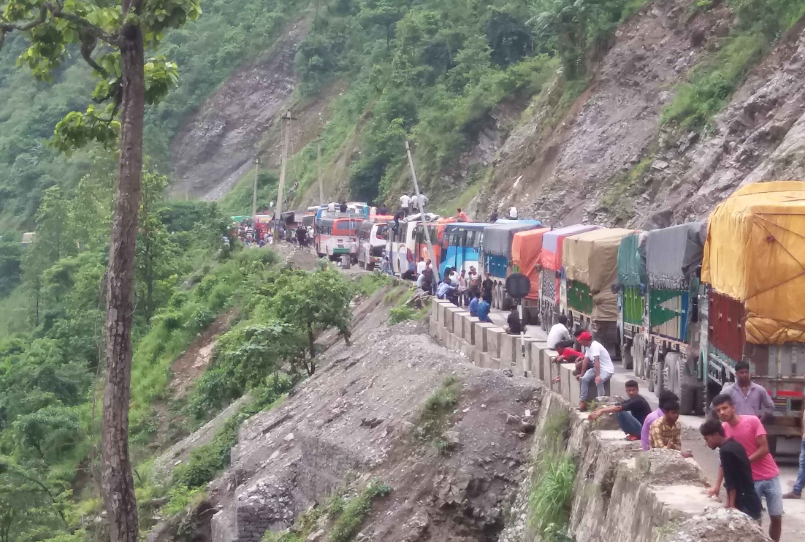 पहिरोका कारण नारायणगढ–मुग्लिन सडक अवरुद्ध