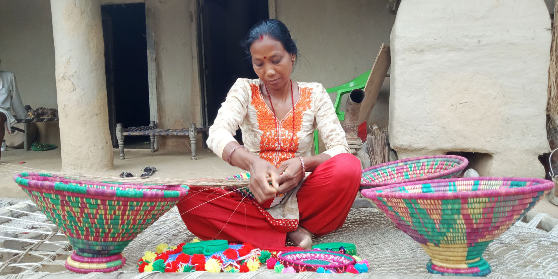 ढकिया बुन्दै गरेकी थारु महिला
