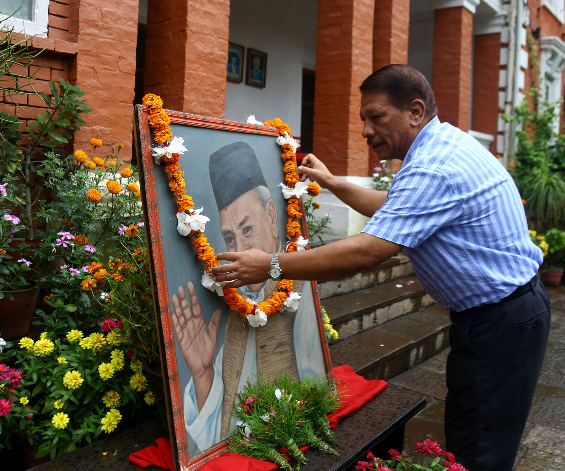 गणेशमान सिंहको २३ औँ स्मृति दिवसको अवसरमा माल्यार्पण गर्दै नेता प्रकाशमान सिंह