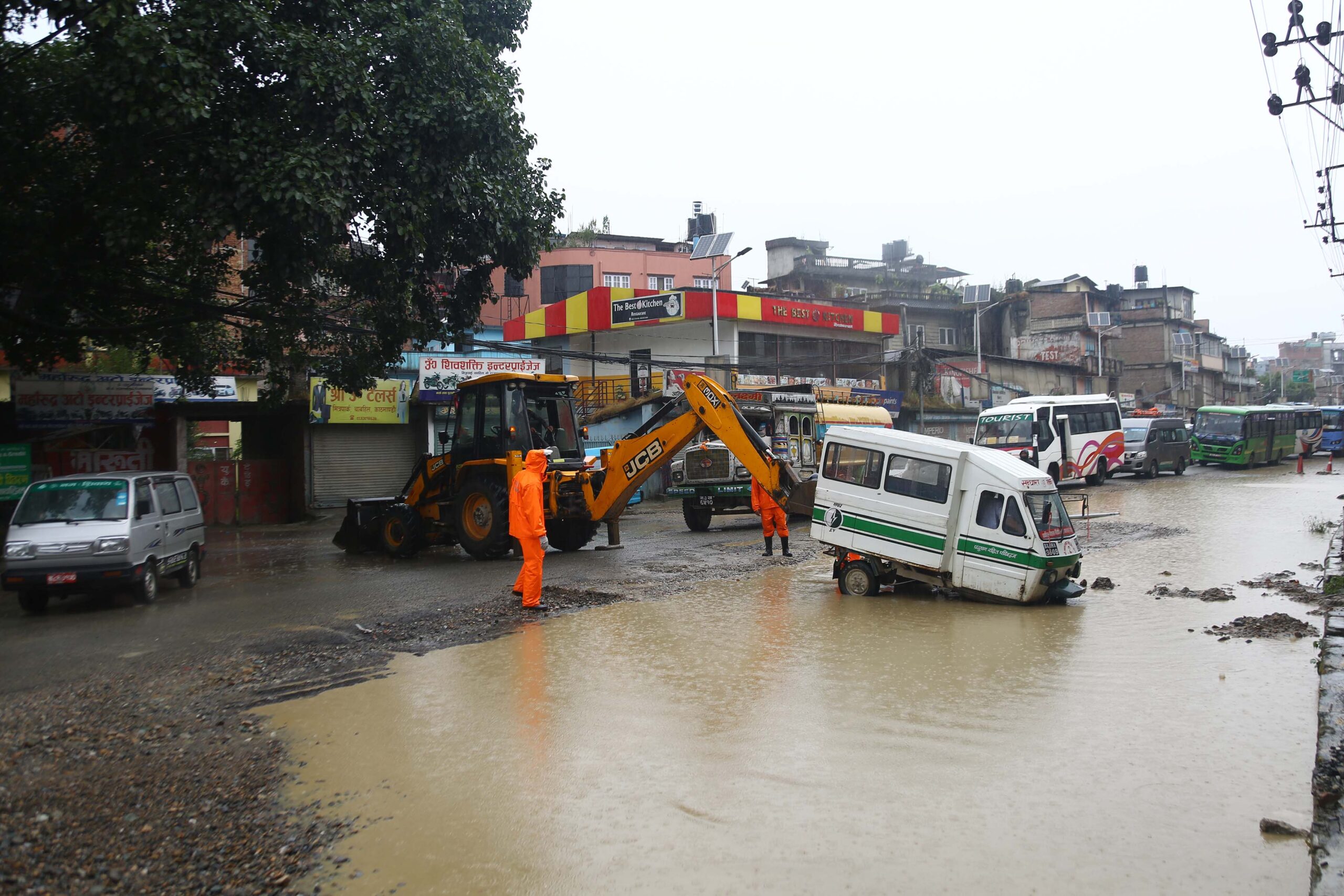 काठमाडौँको चाबहिलमा फसेको ट्रम्पो निकाल्दै