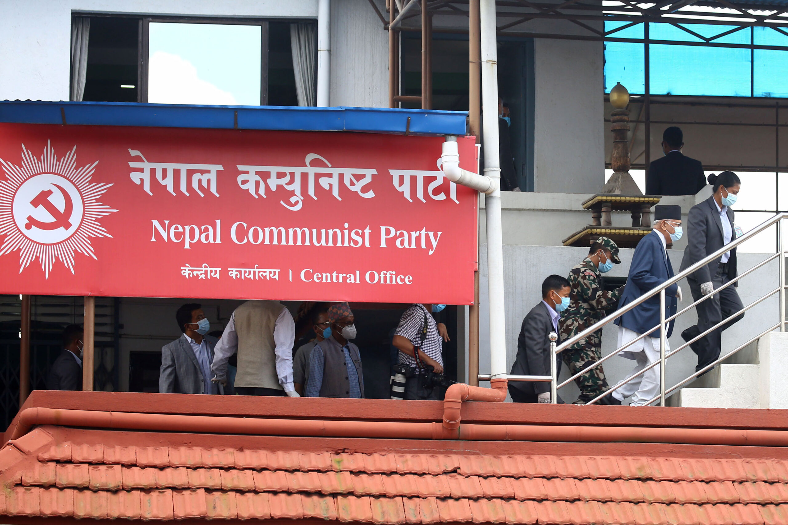 प्रम ओली नेकपा पार्टी सचिवालय बैठकमा सहभागी हुँदै