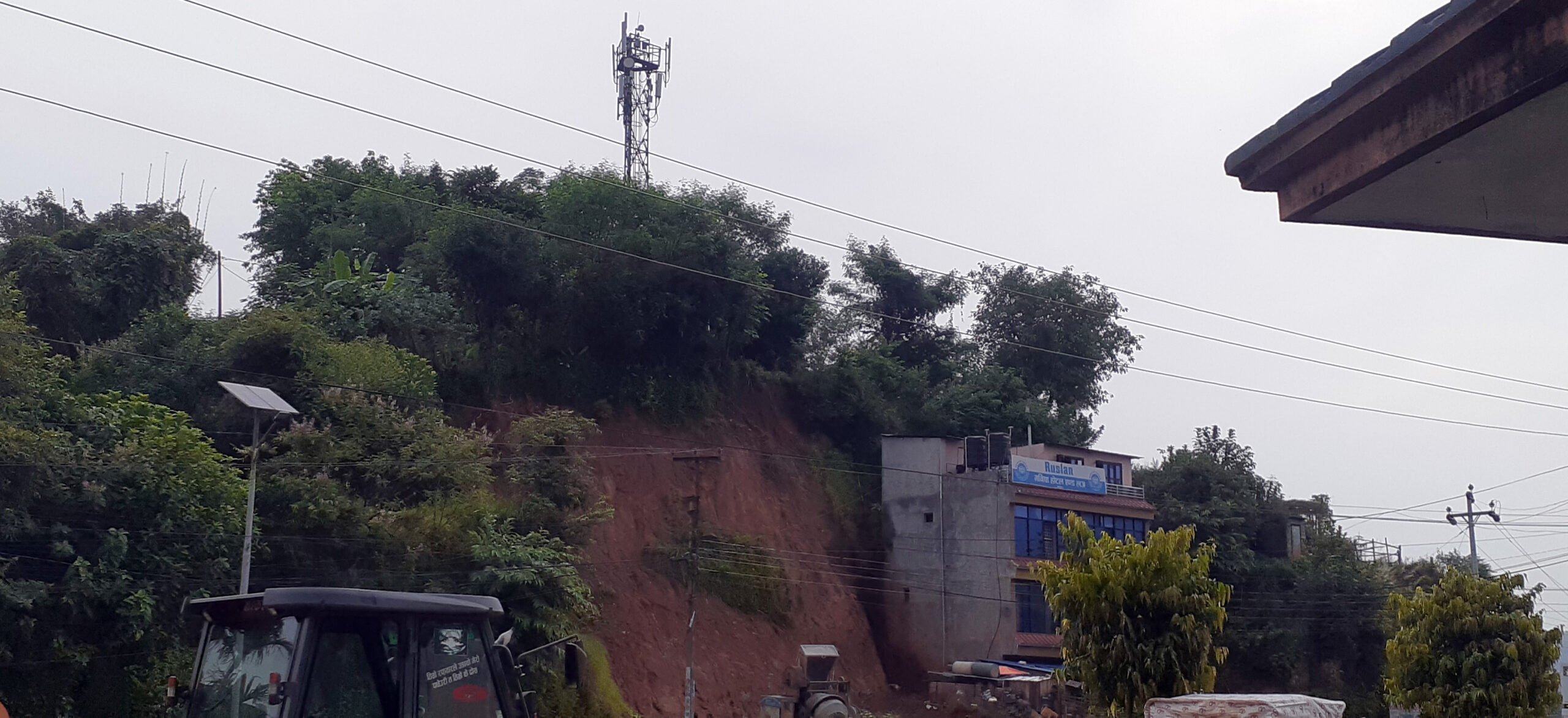 पहिरोको जोखिममा घर र टेलिकम टावर