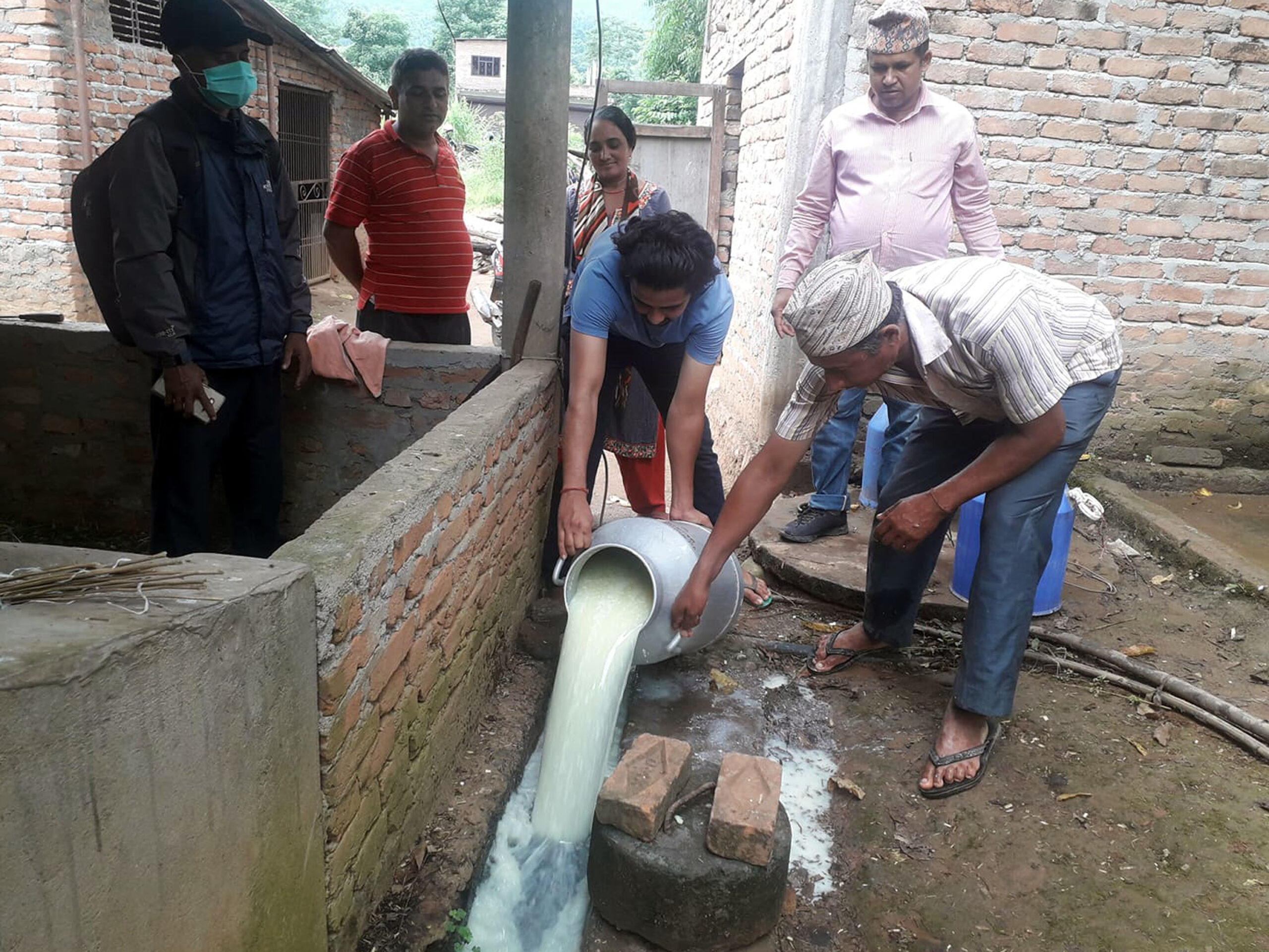 बजार  नपाएको दूध फ्याकिँदै