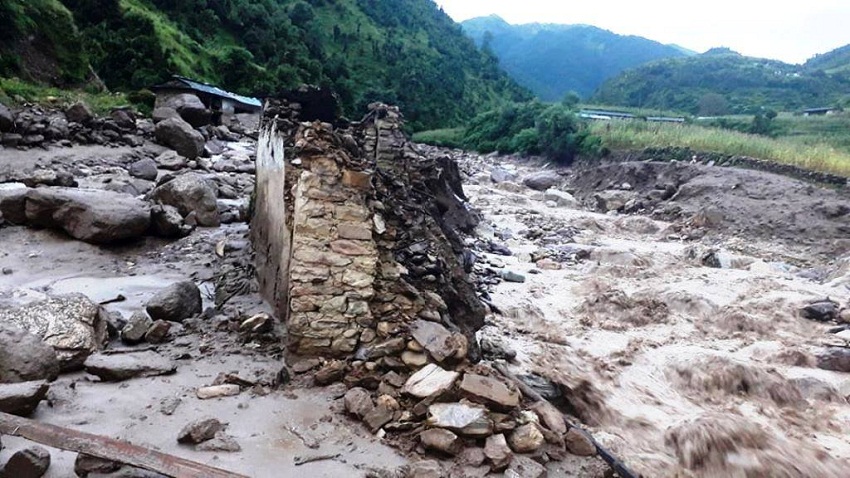 ढोरपाटन बाढीः सात जनाको सनाखत, २४ जना अझै बेपत्ता