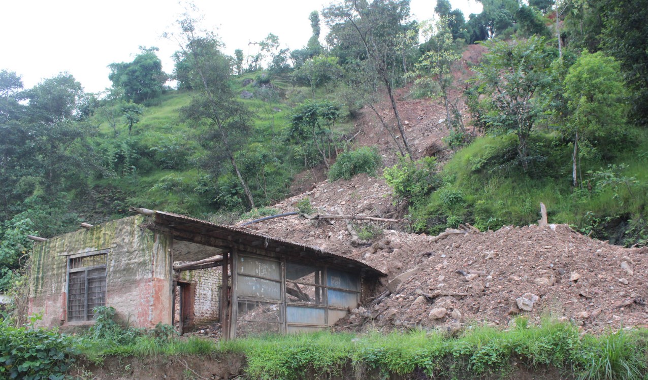 बागलुङमा पहिराले तीन घर पुर्यो, एकको मृत्यु
