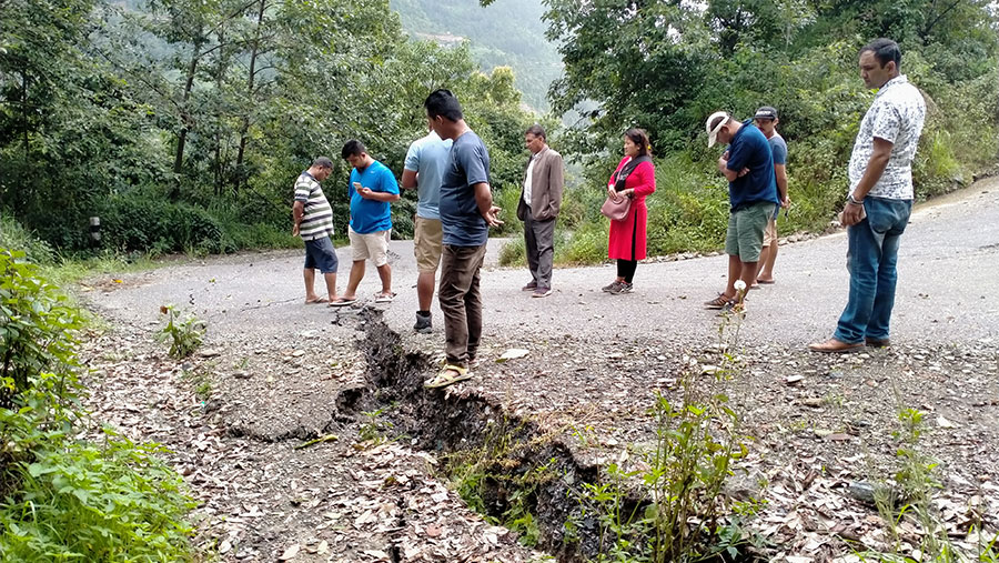 सडक भासिदा दुई घर विस्तापित, आठ उच्च जोखिममा