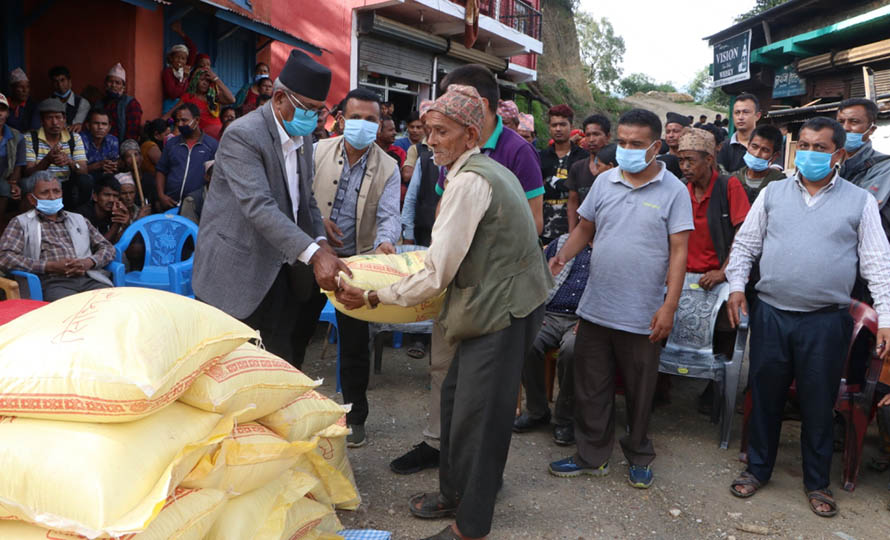 गुल्मीको पहिरो पीडितलाई राहत