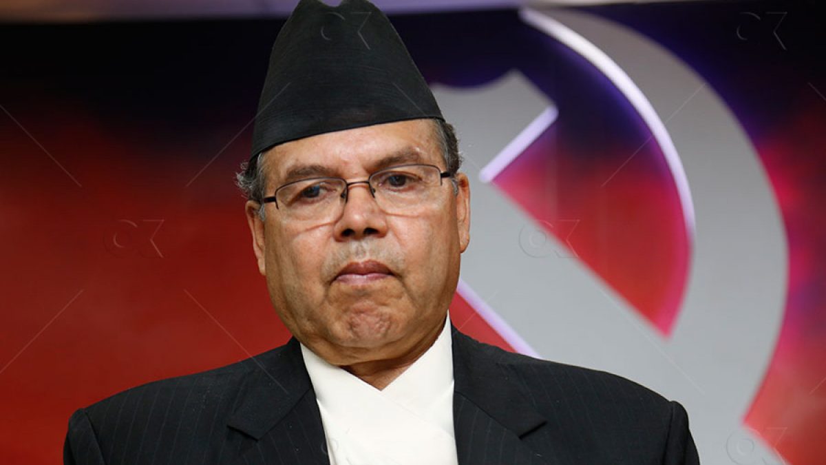 पूर्वप्रधानमन्त्री खनालद्वारा इलाम अस्पताललाई पीपीई वितरण