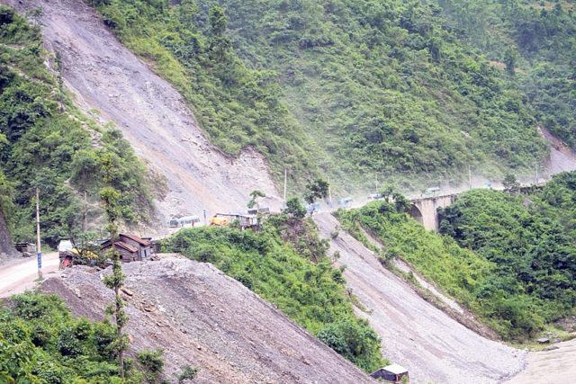 गए राति चितवनमा पहिरा खसेकाले पाँच घर र  दुई सवारी साधनमा क्षति