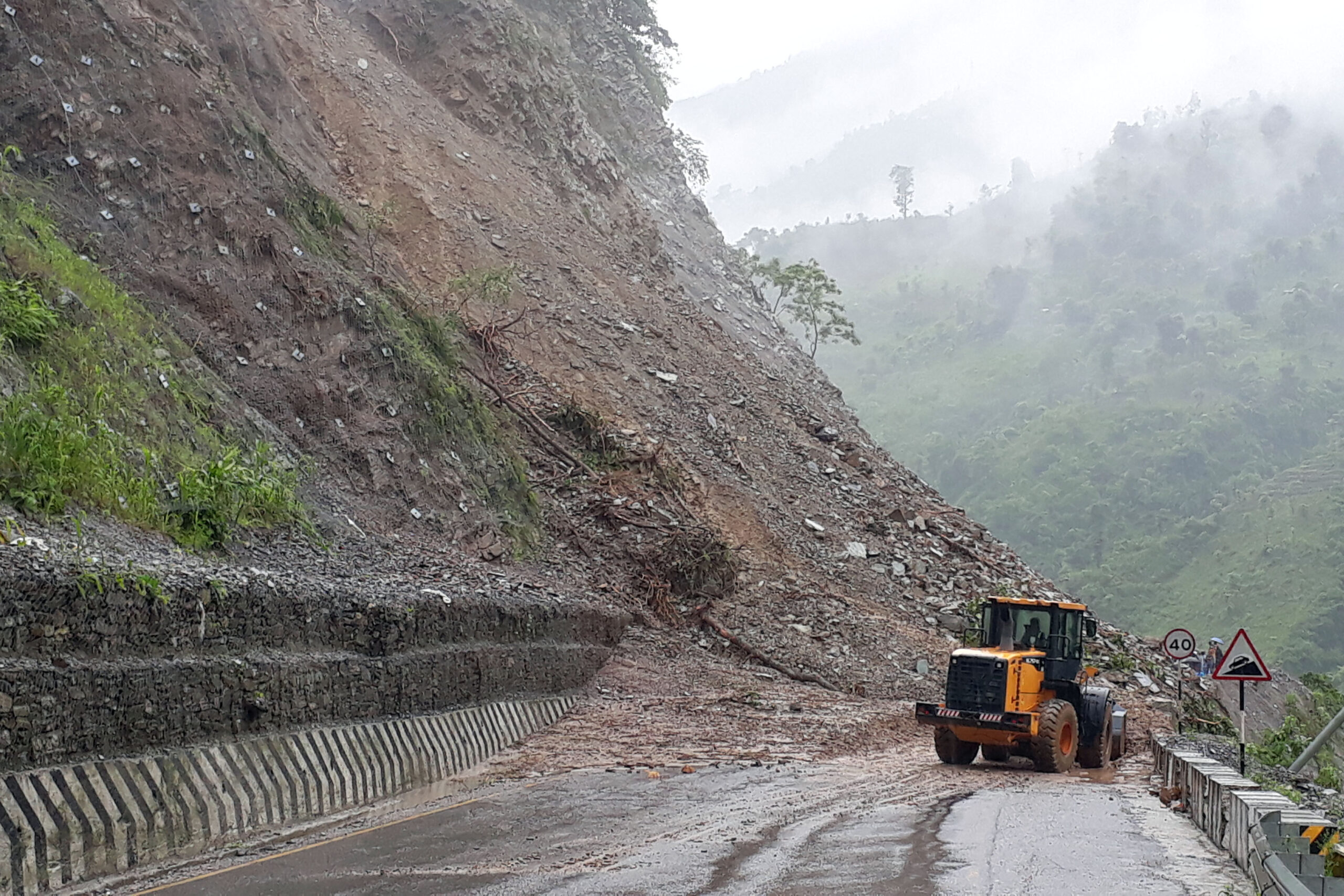नारायणगढ–मुग्लिन र मुग्लिन–नौबिसे सडक एकतर्फी
