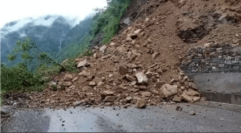 पहिराले सडक भत्किँदा सरकारी कार्यालय जान समस्या