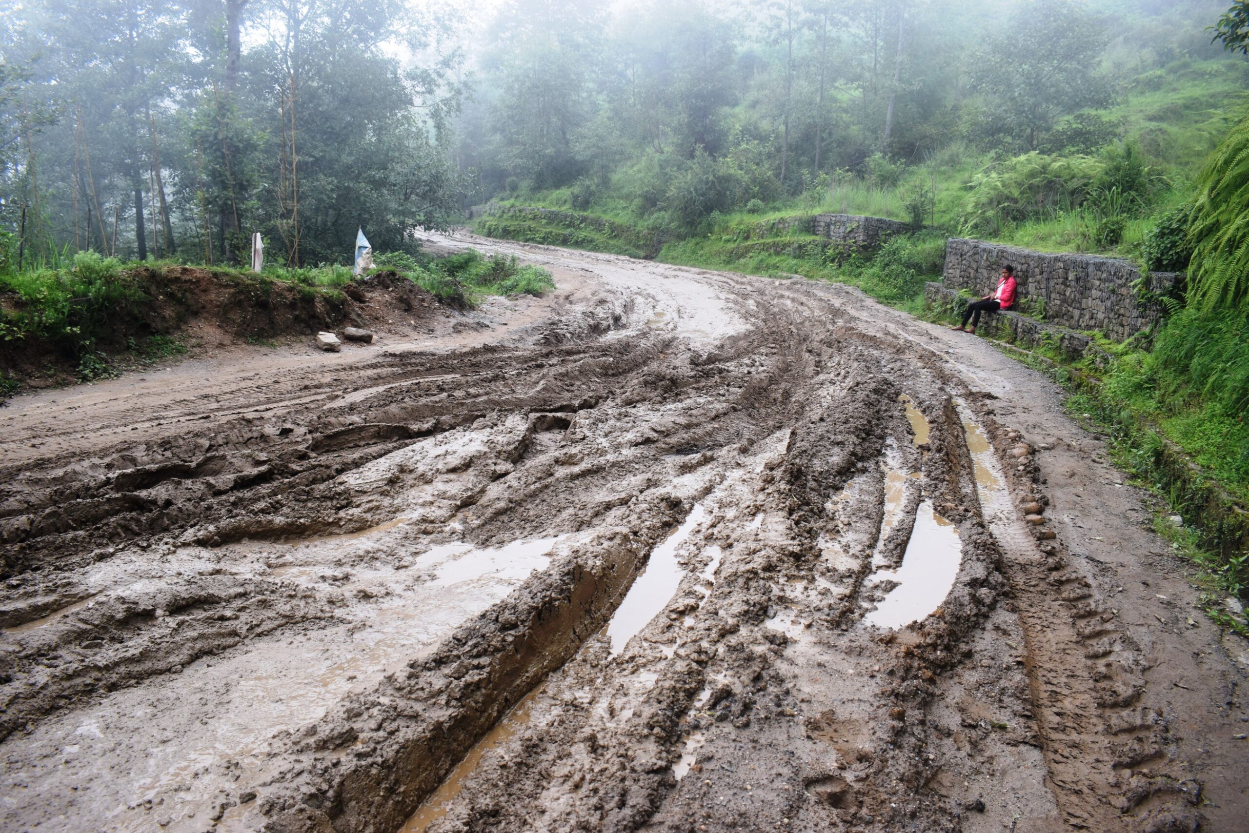 वर्षाले ग्रामीण सडक बन्दः स्थानीयवासीलाई सास्ती