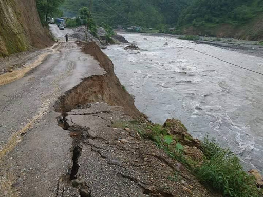 वर्षाका कारण गुल्मीका अधिकांश सडक अवरुद्ध