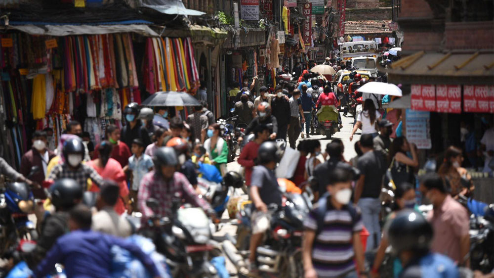 बजारमा दशैँ चहलपहल : व्यापारी भन्छन्– हिँड्ने बढे, किन्ने बढेनन्