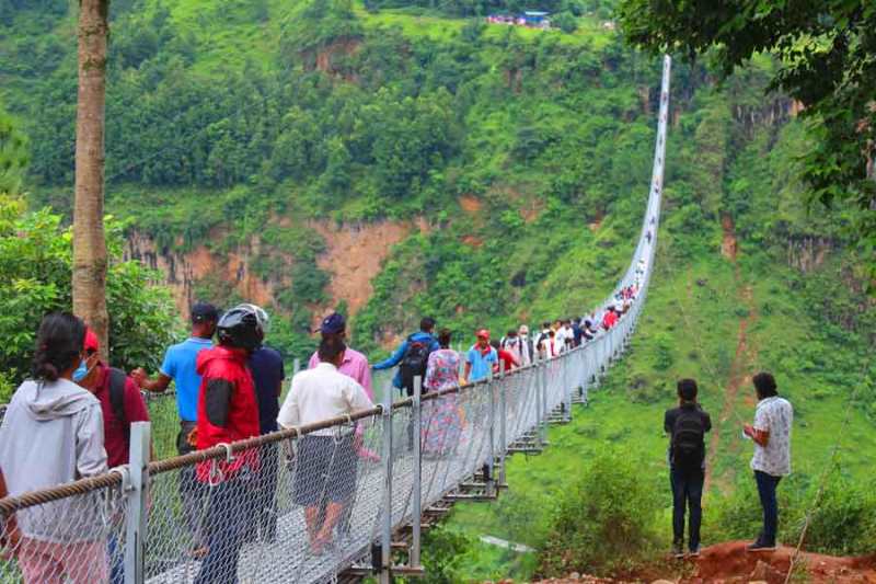 बढ्न थाल्यो बागलुङ–पर्वत जोड्ने झोलुङ्गे पुलमा आन्तरिक पर्यटकको चहलपहल