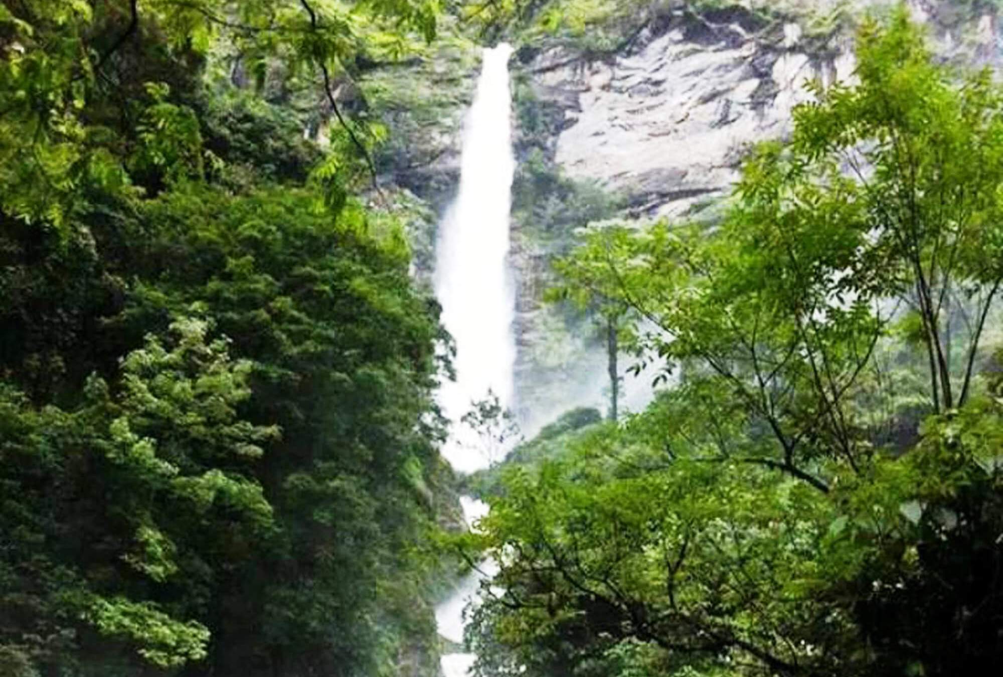 फुङफुङे झरनामा बढ्दैछ आन्तरिक पर्यटकको चहलपहल
