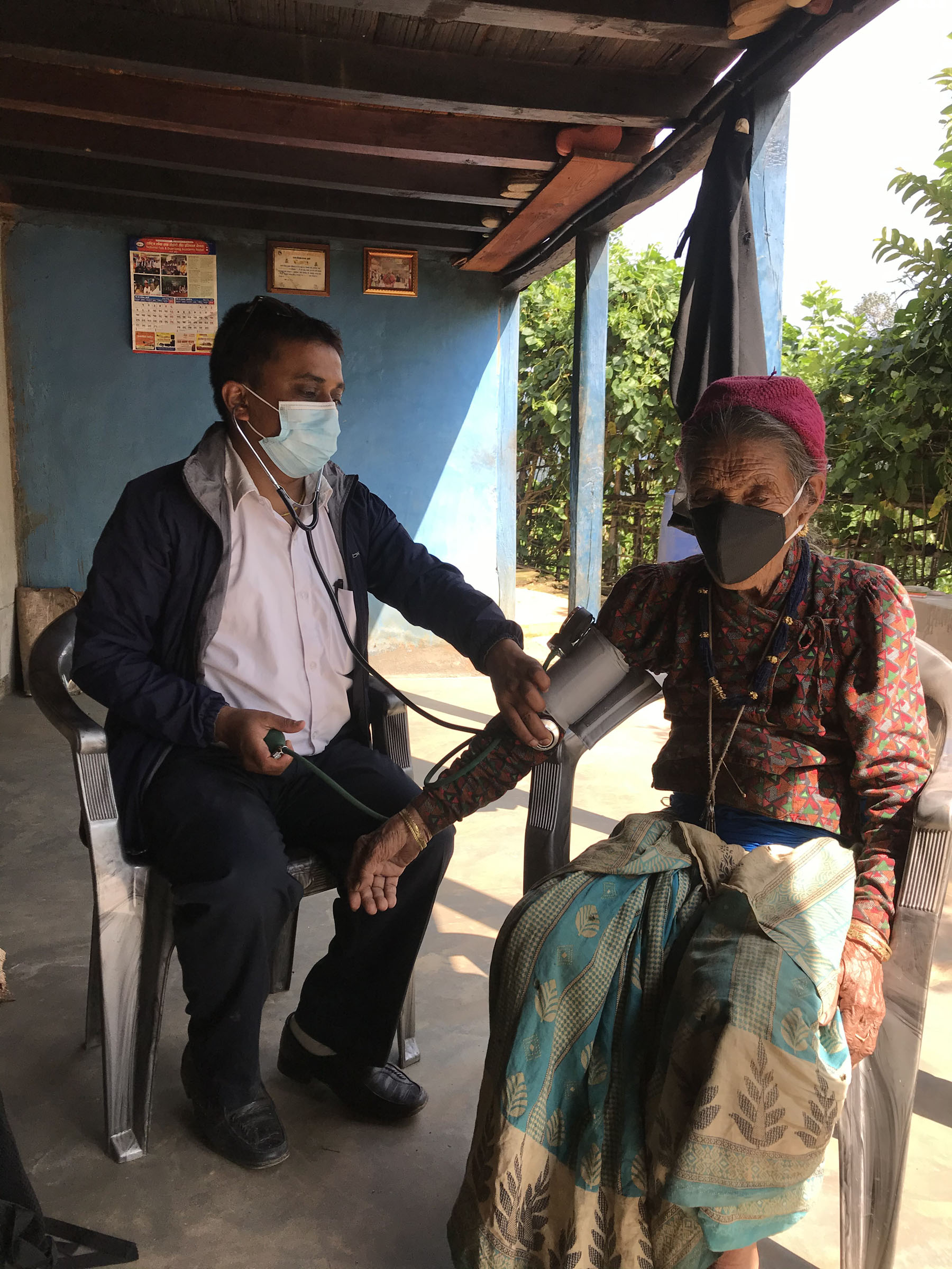 घरमै पुगेर ज्येष्ठ नागरिकको स्वास्थ्य अवस्था जाँच