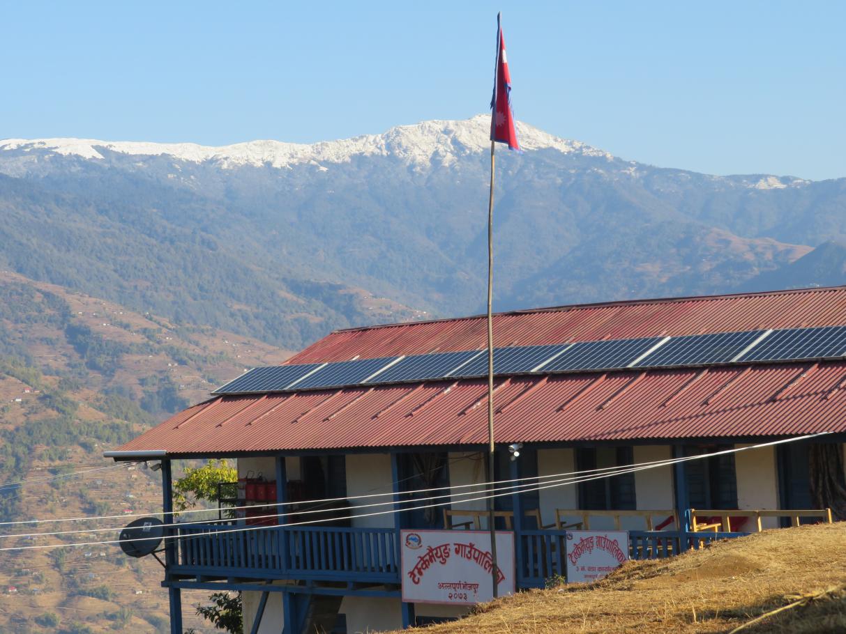 टेम्केमैयुङ गाउँपालिकाद्वारा हावाहुरी पीडितलाई राहत वितरण