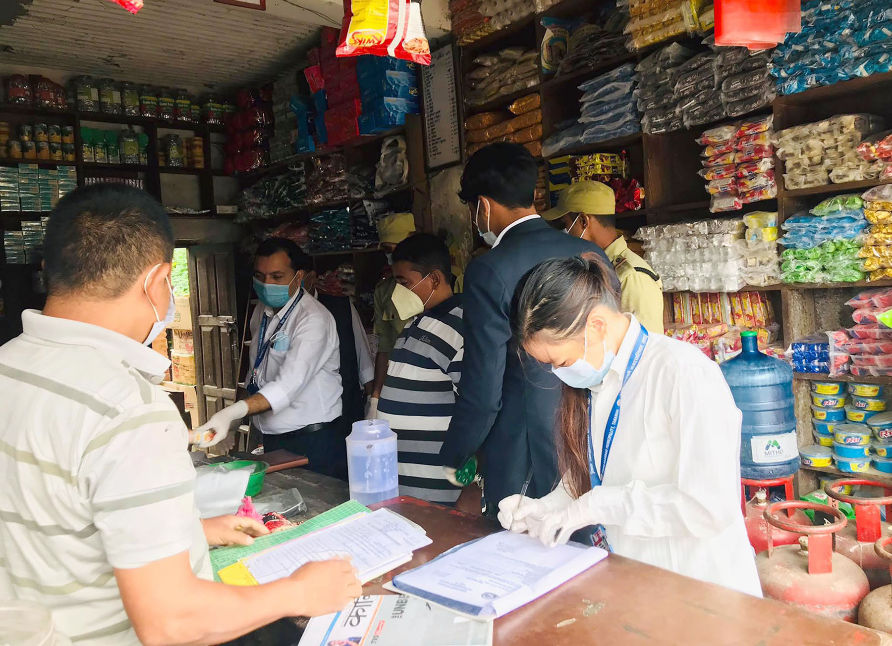 नगरपालिकाको टोलीद्वारा पसल अनुगमन