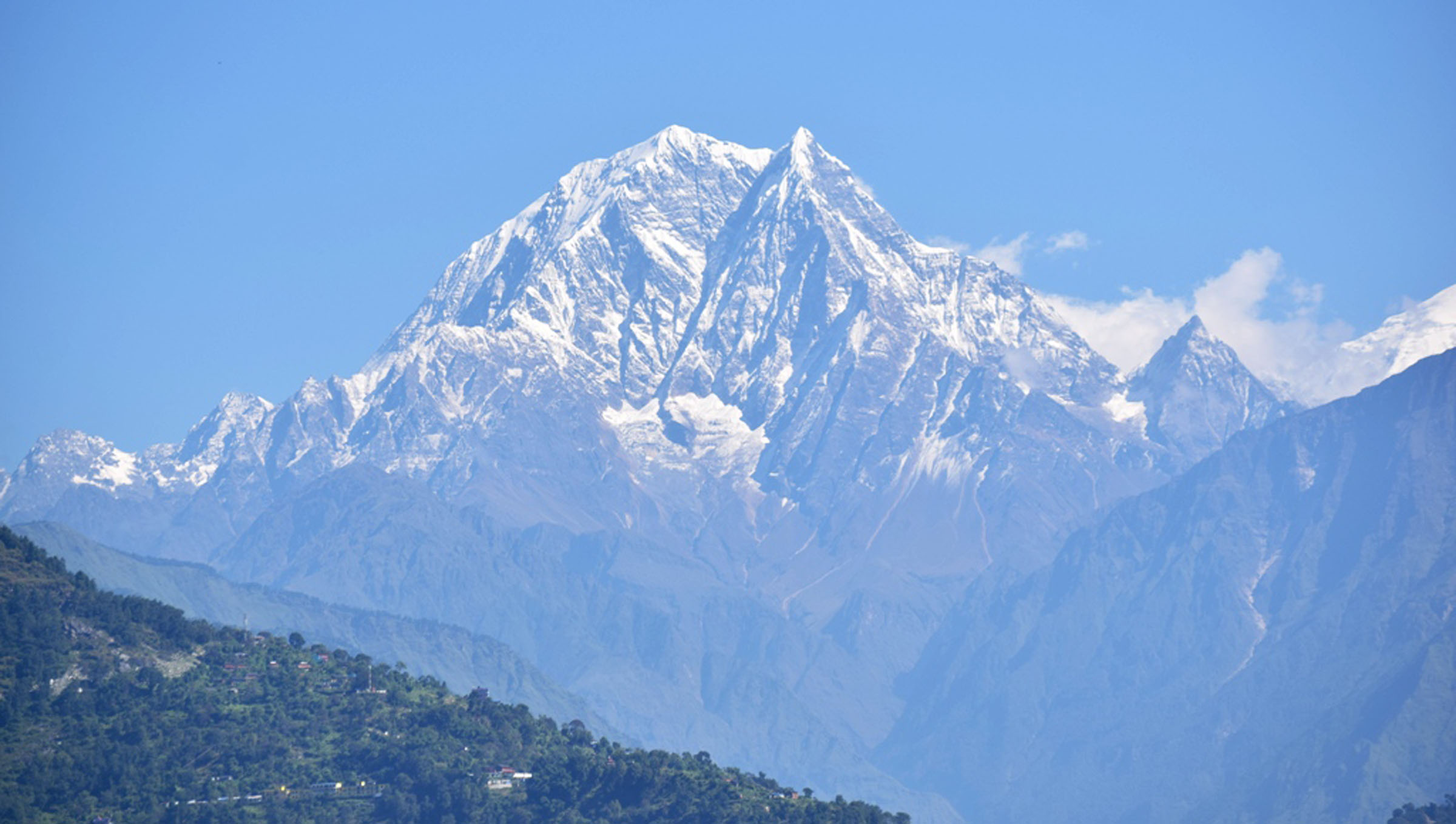 म्याग्दीबाट देखिएको नीलगिरि हिमालको मनमोहक दृश्य