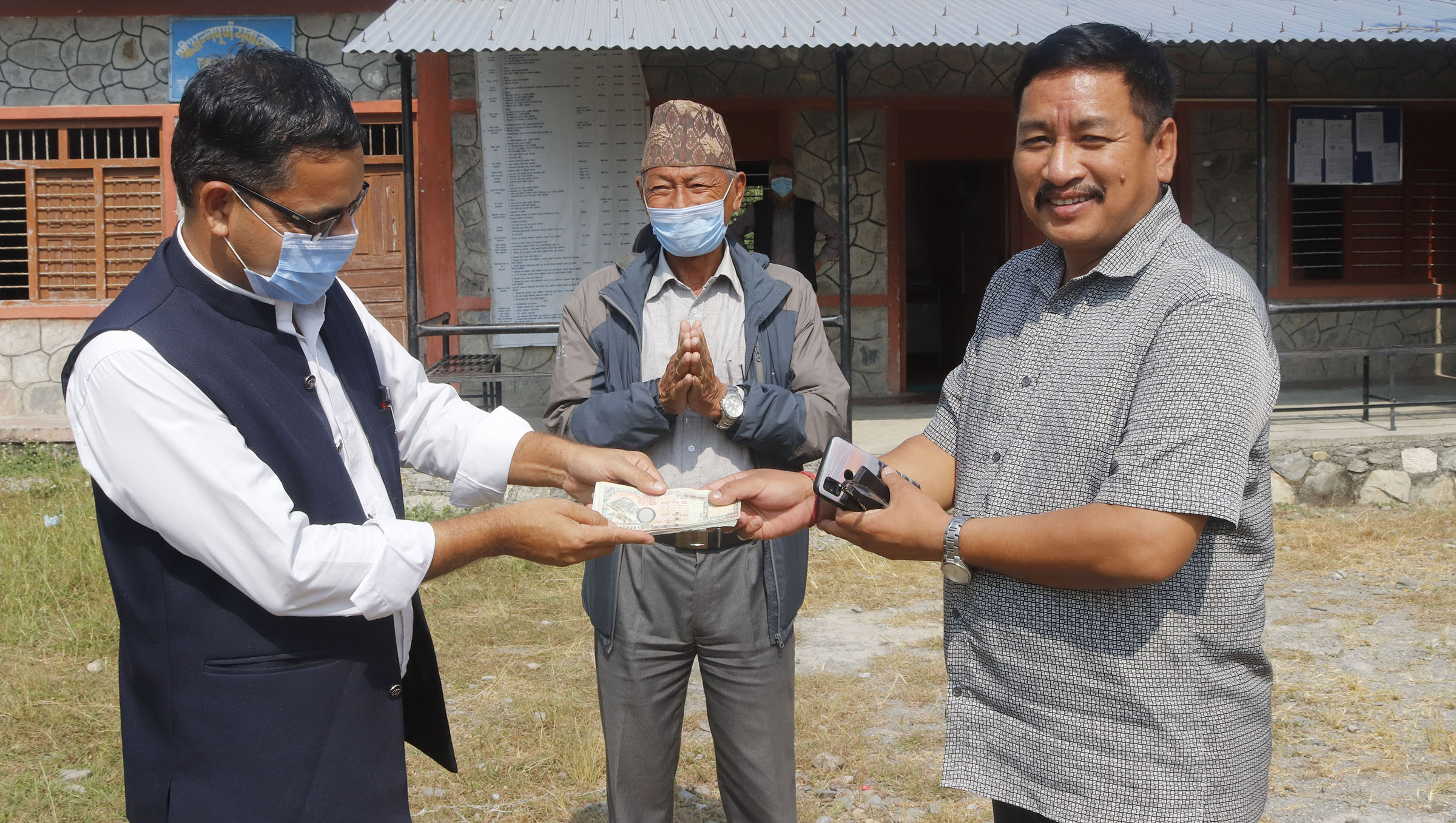 नगरपालिकाका प्रमुखद्वारा दशैँभत्ता कोभिड कोषमा जम्मा