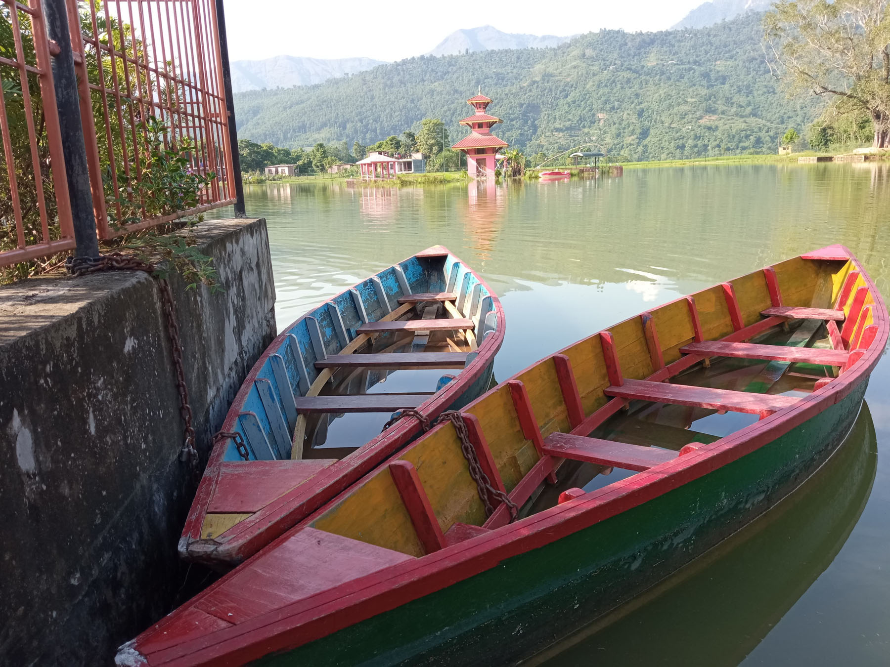 पर्यटकको पखाईमा डुङ्गा