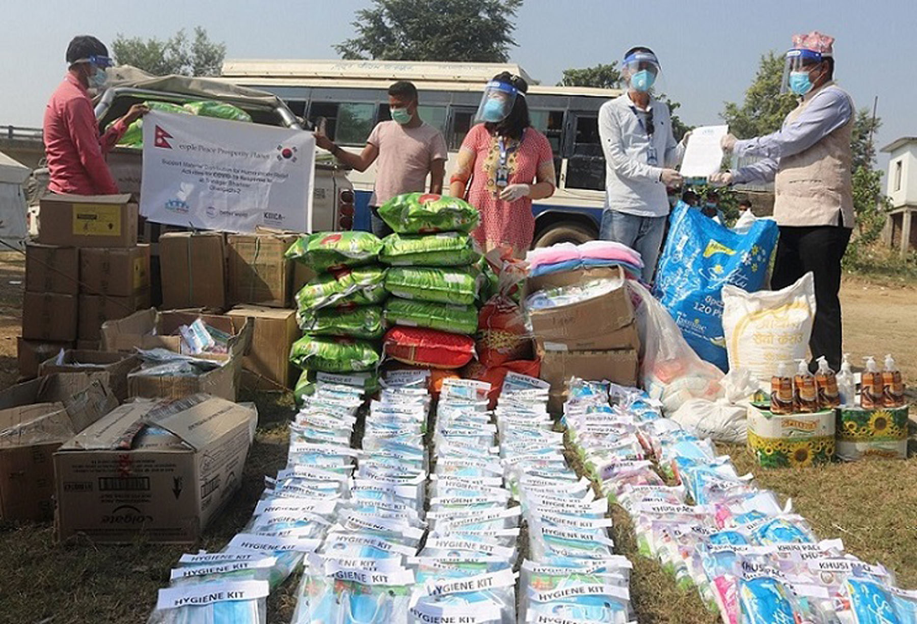उपमहानगरपालिकाका प्रमुखद्वारा खाद्यान्न र स्वास्थ्य सामाग्री हस्तान्तरण