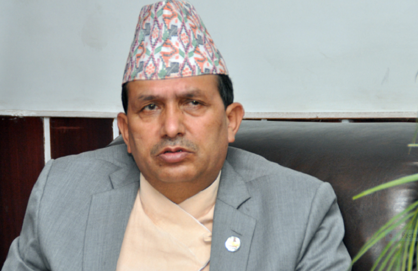 मन्त्री ढकालद्वारा अस्पतालका निर्देशकसँग छलफल