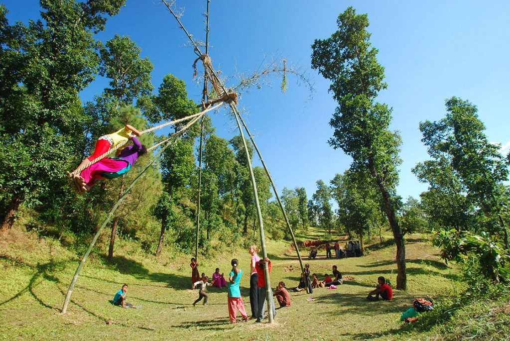 दशैँ मान्न आउनेमा कोरोना, जोखिममा गाउँ