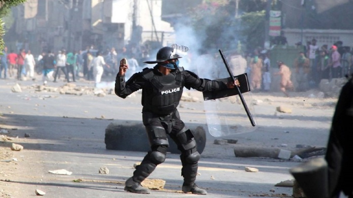 10 cops killed in clashes between Army and Karachi Police