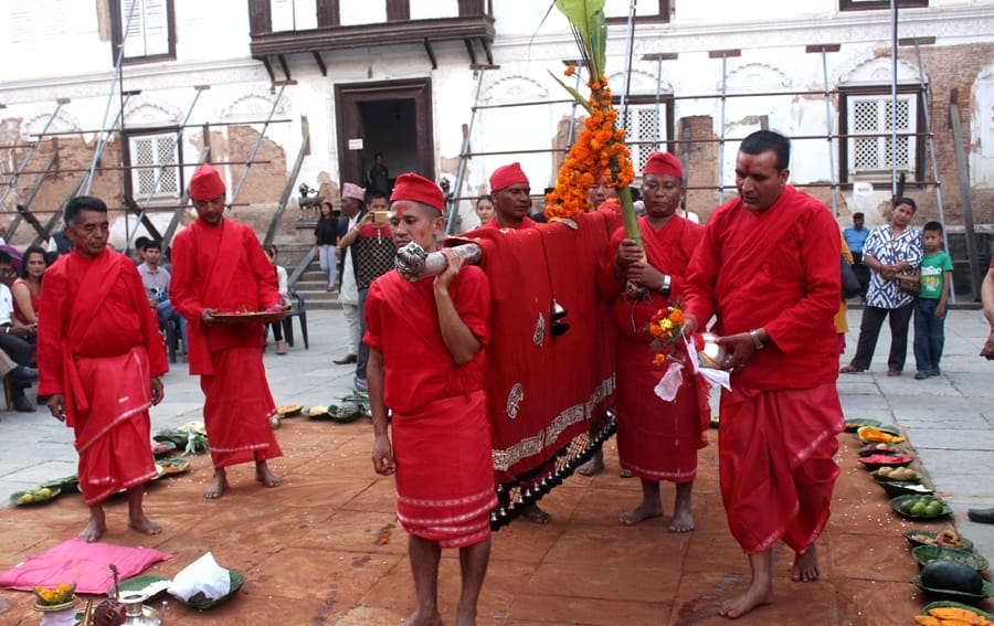 दशैँघर र पूजाकोठामा भित्र्याइयो फूलपाती