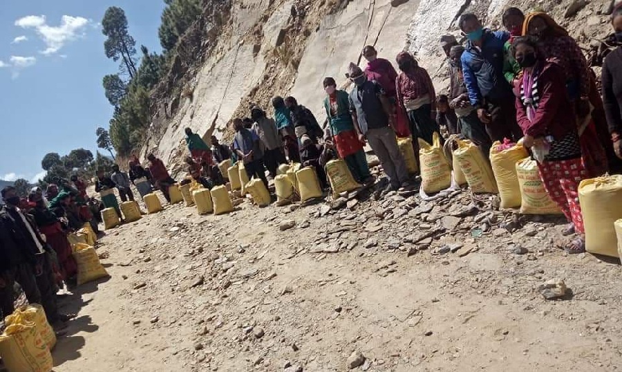 विपन्नलाई गाउँपालिकाकाले उपलब्ध गरायो दशैँ राहत