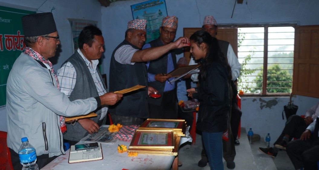 शिक्षा विकास तथा समन्वय इकाइद्वारा छयालिस विद्यार्थीलाई छात्रवृत्ति