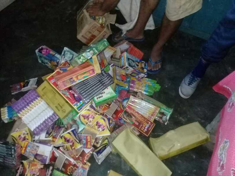 अवैध सामान र १३ बोरा पटकासहित दुई पक्राउ