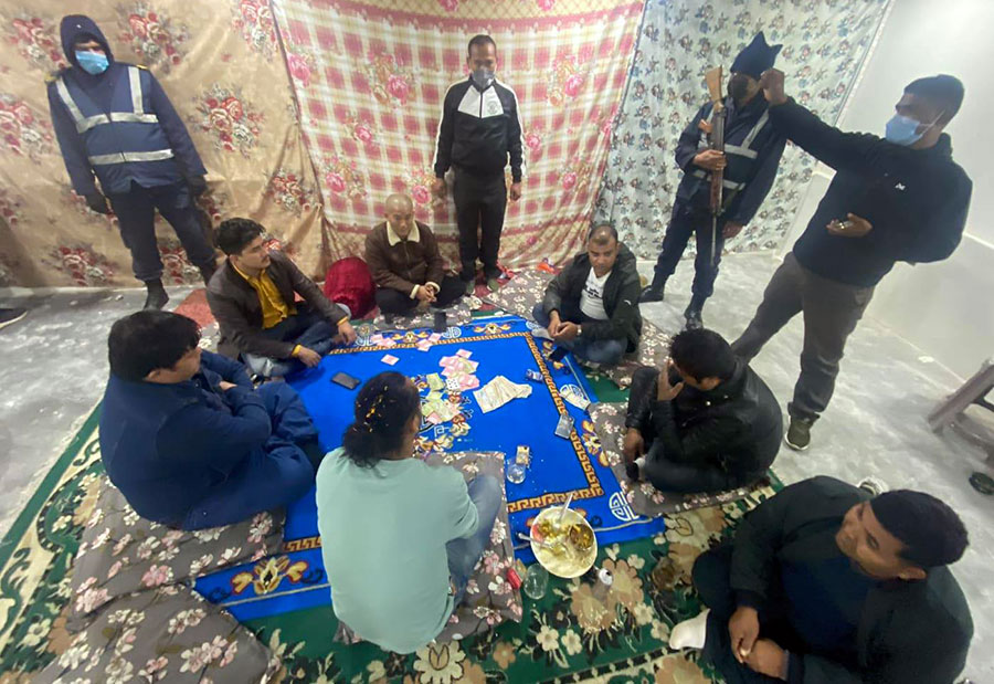 काठमाडौँको कुलेश्वरबाट दुई लाख नगद र सात लाखको चेकसहित सात जुवाडे पक्राउ