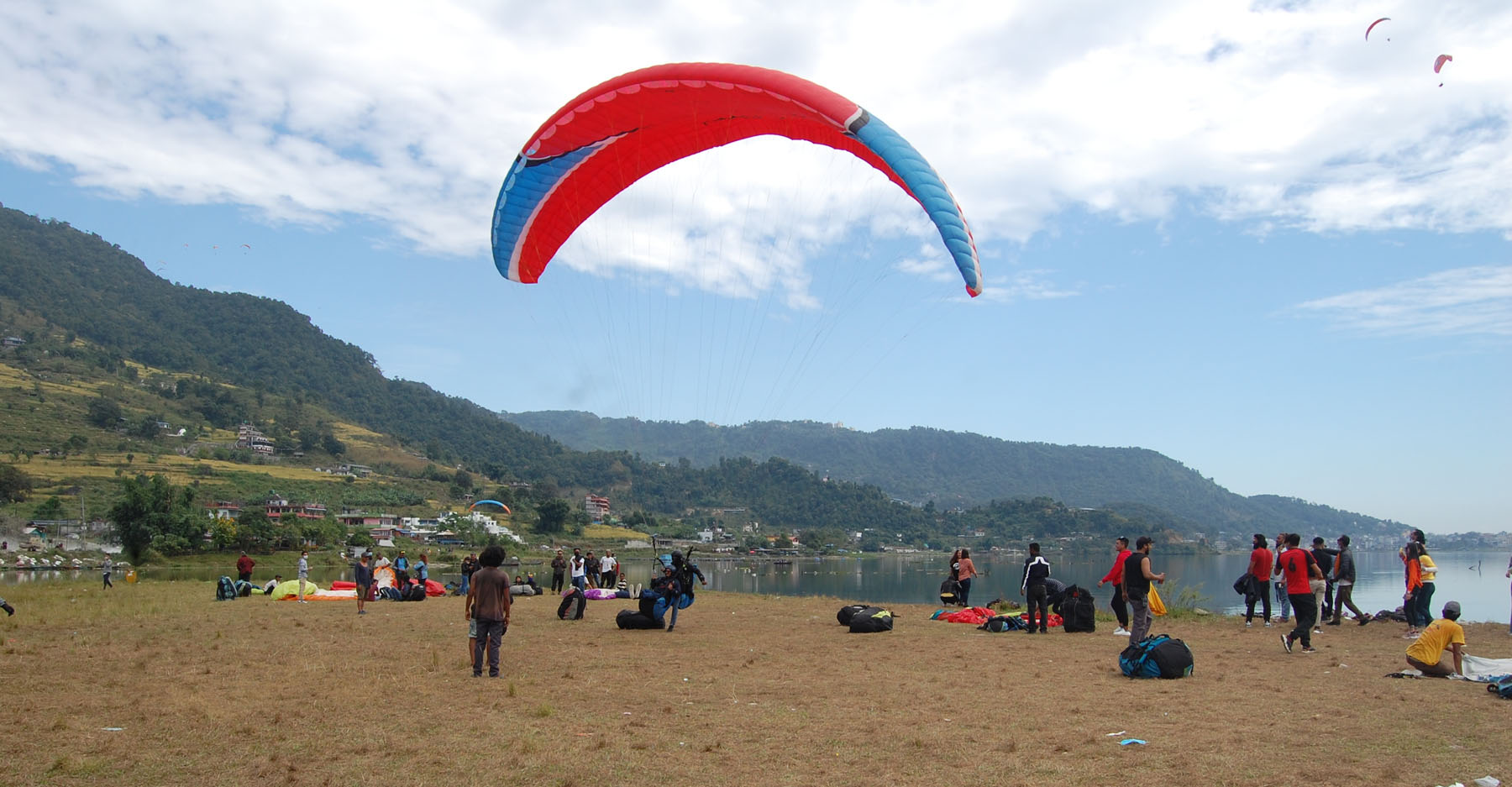 दशैँलगत्तै प्याराग्लाइडिङ गर्ने आन्तरिक पर्यटकको घुँईचो