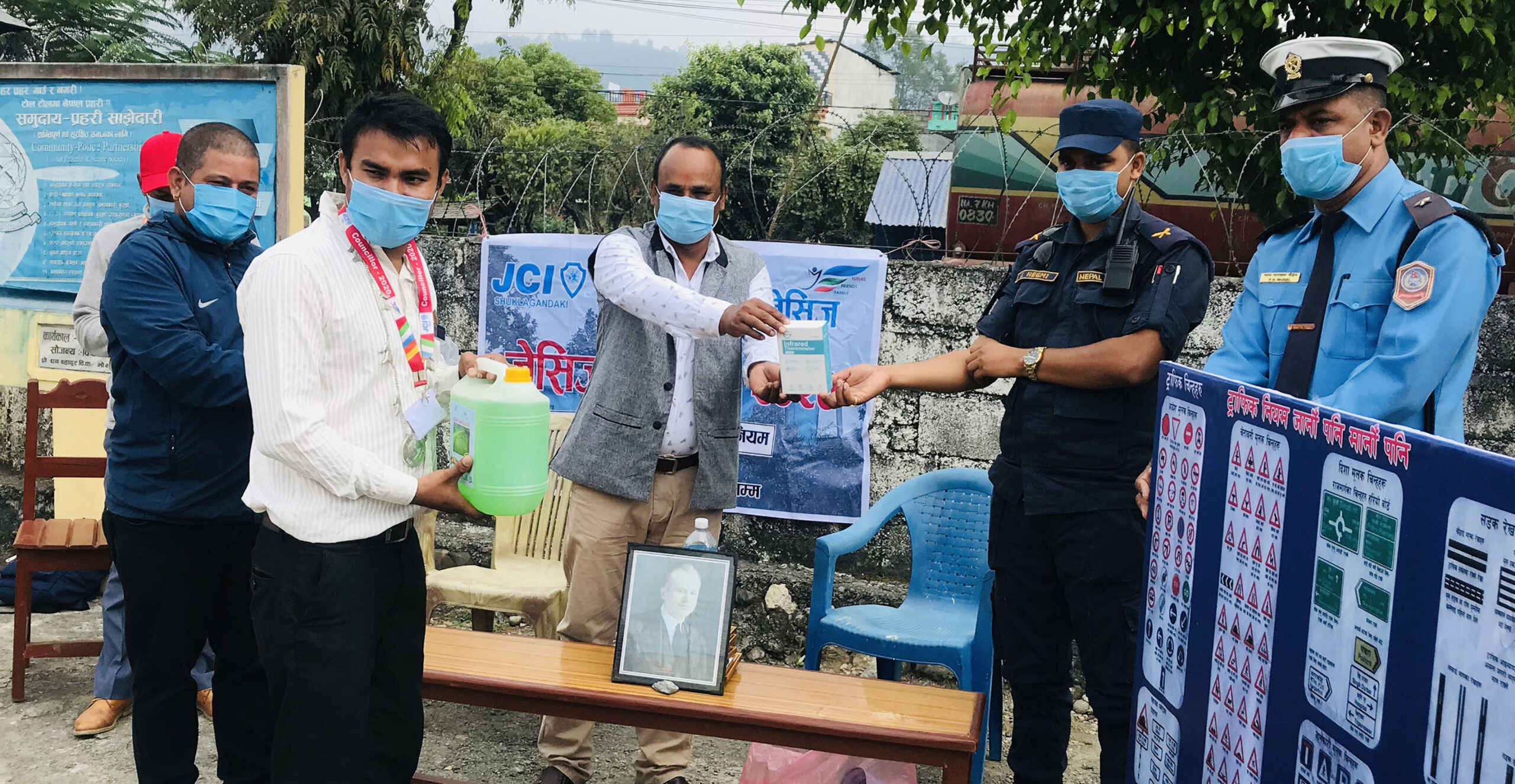 अध्यक्ष दीर्घबहादुरद्वारा प्रहरीलाई थर्मल गन हस्तान्तरण