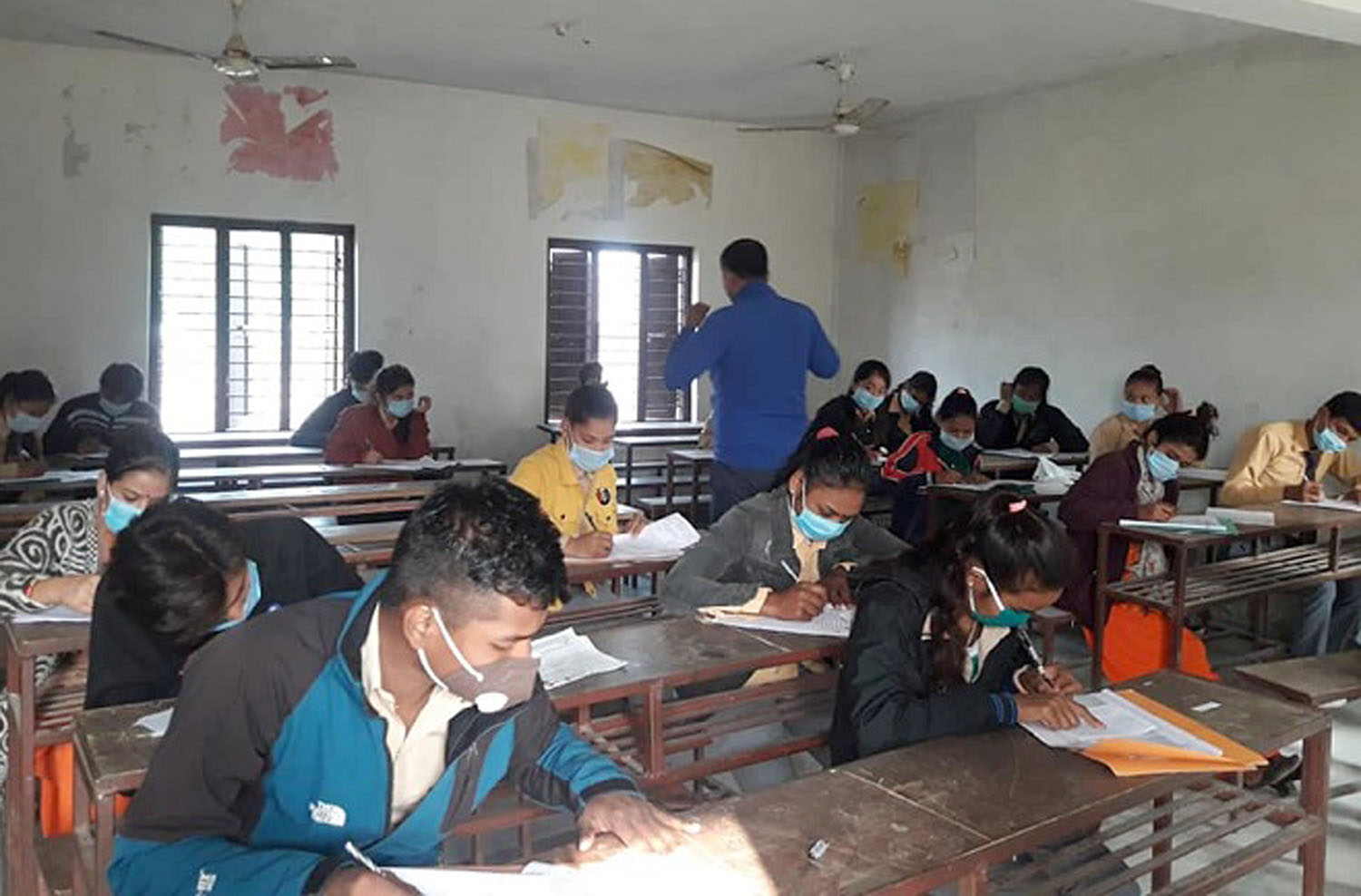 स्वास्थ्य सुरक्षा मापदण्ड अपनाएर कक्षा ११ को वार्षिक परीक्षा दिँदै परीक्षार्थी
