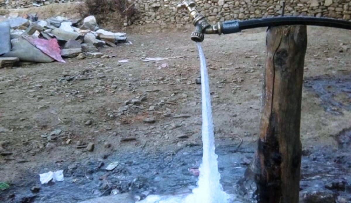 धारामा बरफ जमेपछि मूल धाउँदै