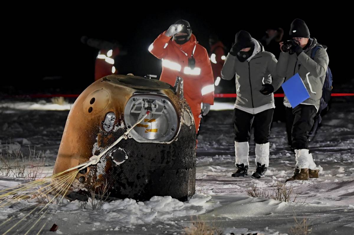 Chinese craft returns to Earth with Moon rocks