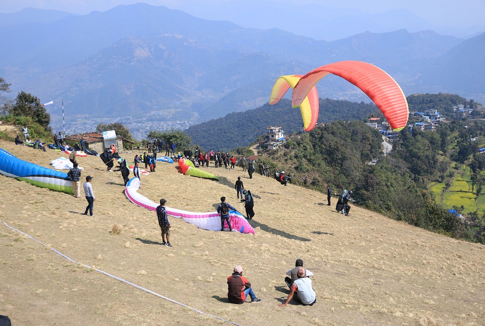 प्याराग्लाइडिङको व्यावसायिक उडान हुँदै