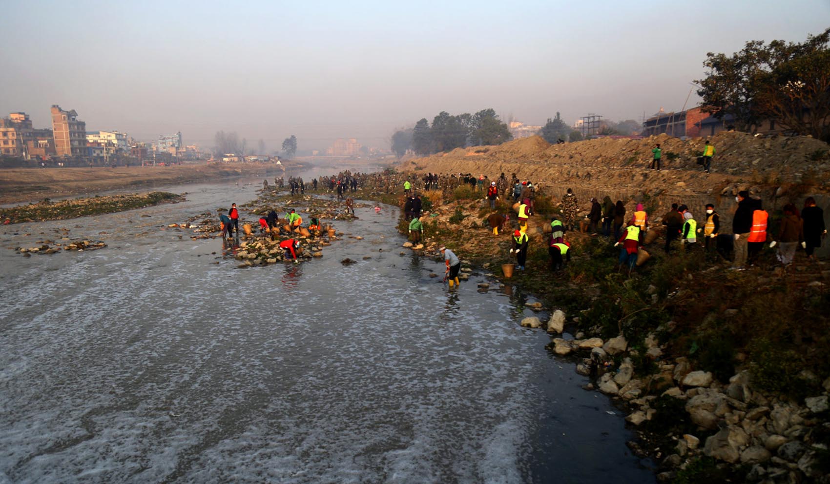 वाग्मतीमा फोहर फाल्ने तीन कम्पनी कारवाहीमा