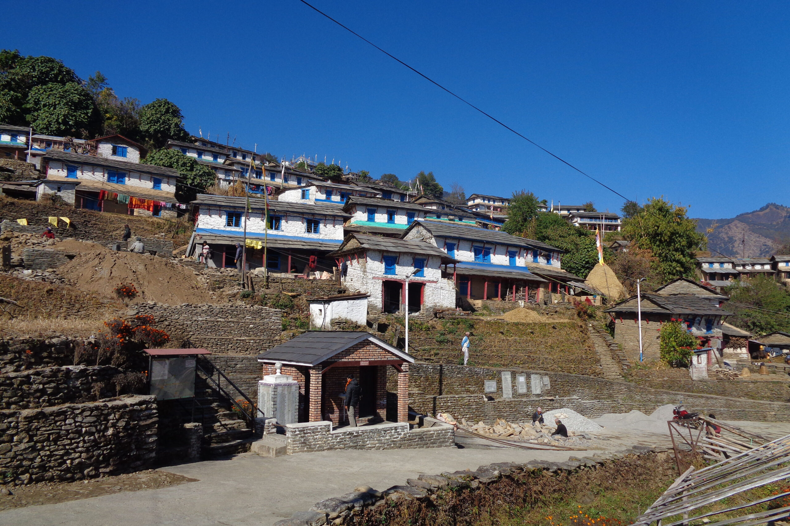 पर्यटक लोभ्याउँदै भुक देउराली