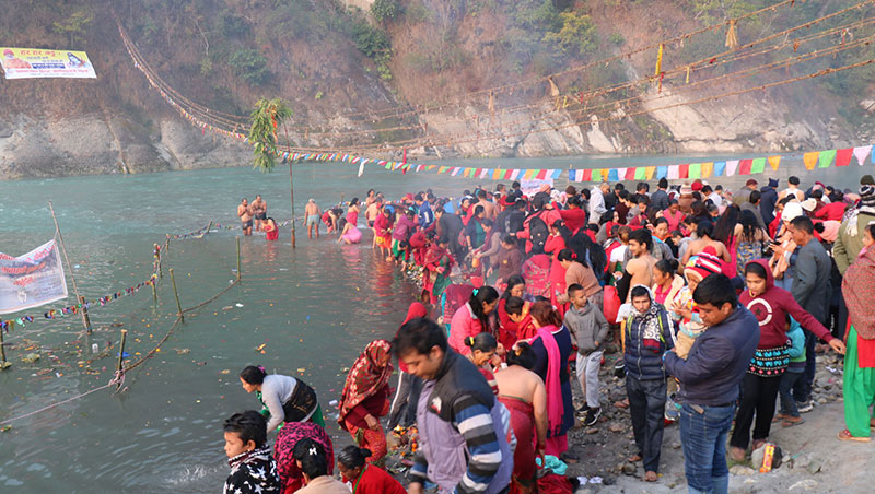 तीन लाख भक्तजनले देवघाटमा स्नान गरे