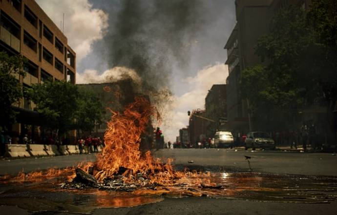 Protesting Peru farm workers lift road block for talks