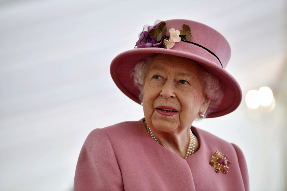 Queen Elizabeth II urges public to get vaccinated against COVID-19