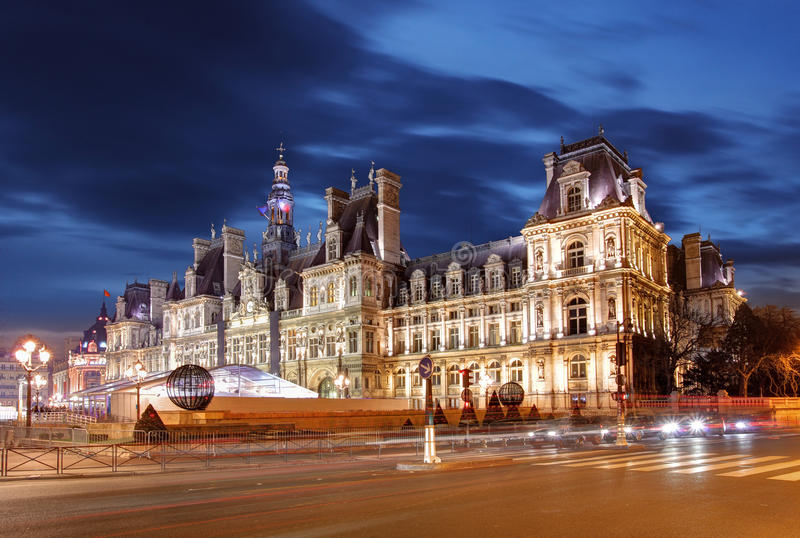 Paris city hall suggests 3-week lockdown to combat virus